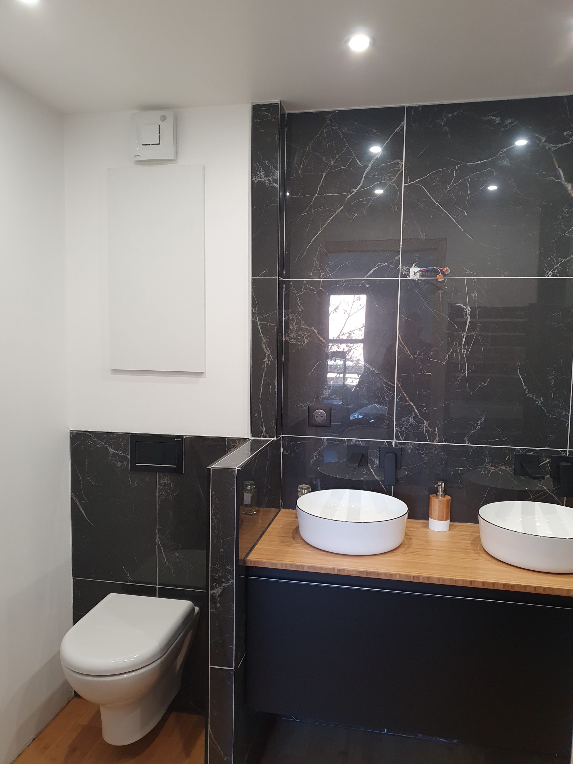Salle de bain moderne – double vasque et carrelage noir marbre