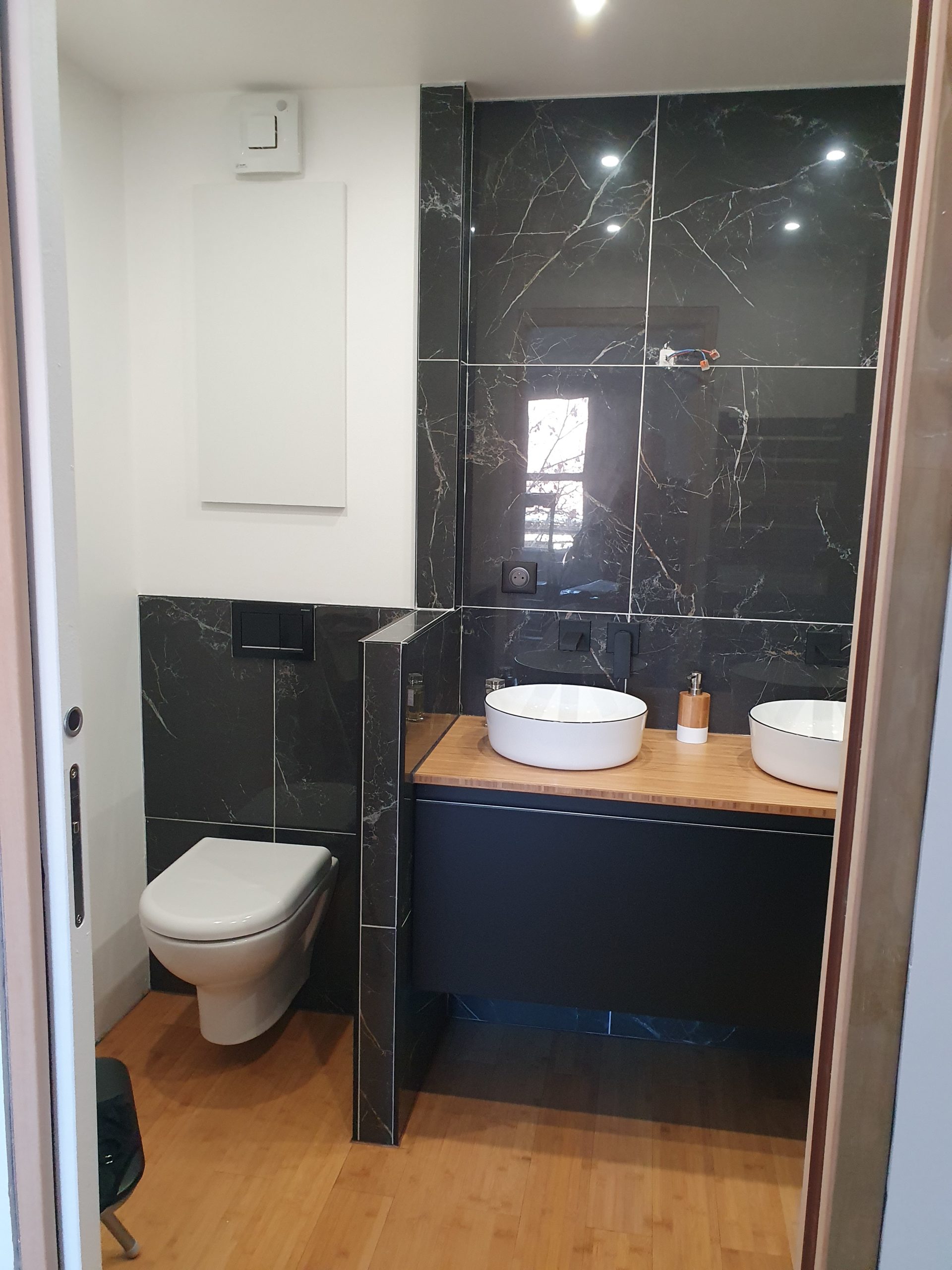 Salle de bain contemporaine avec WC suspendu et meuble noir