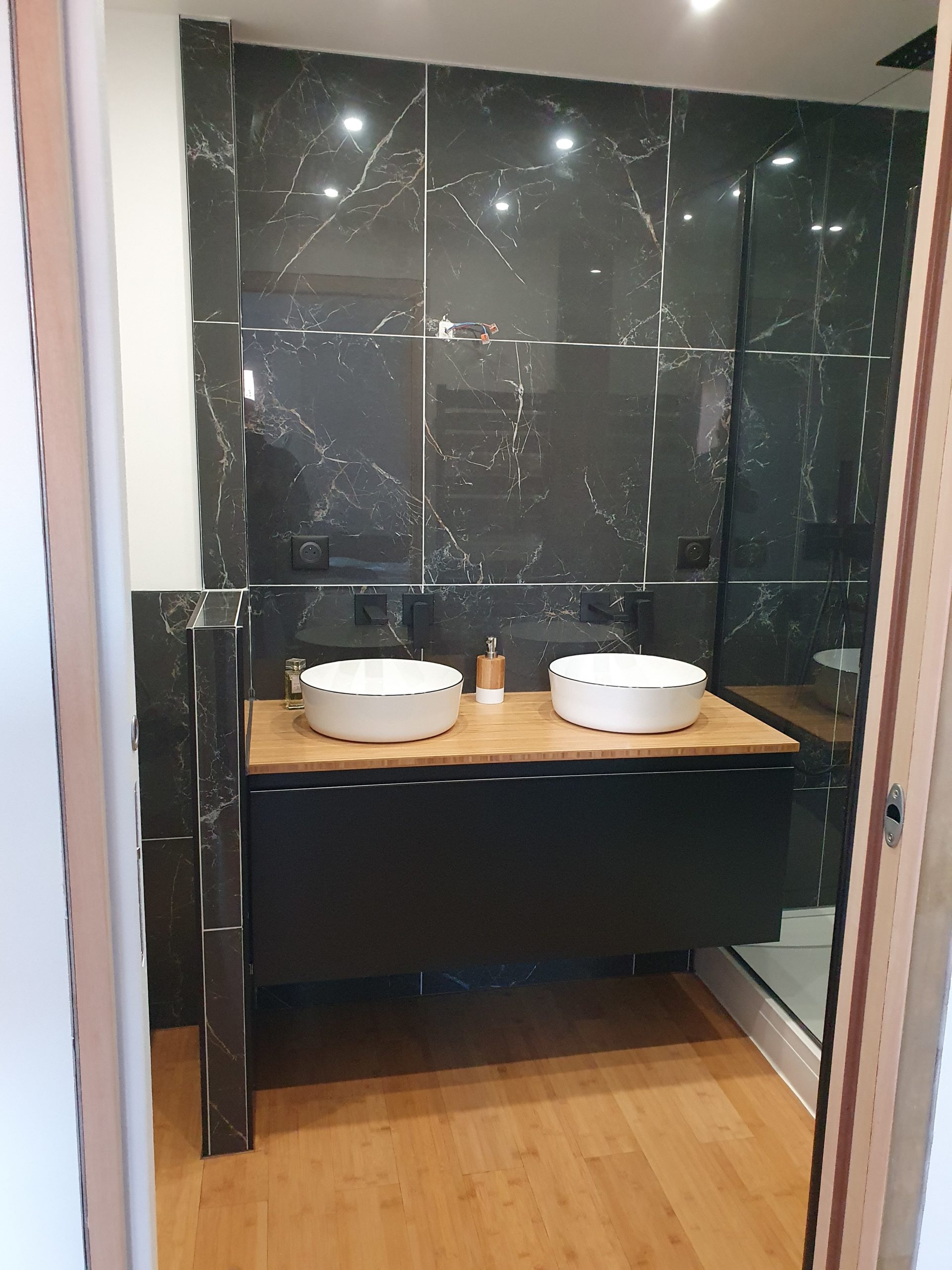 Meuble vasque double et douche à l’italienne