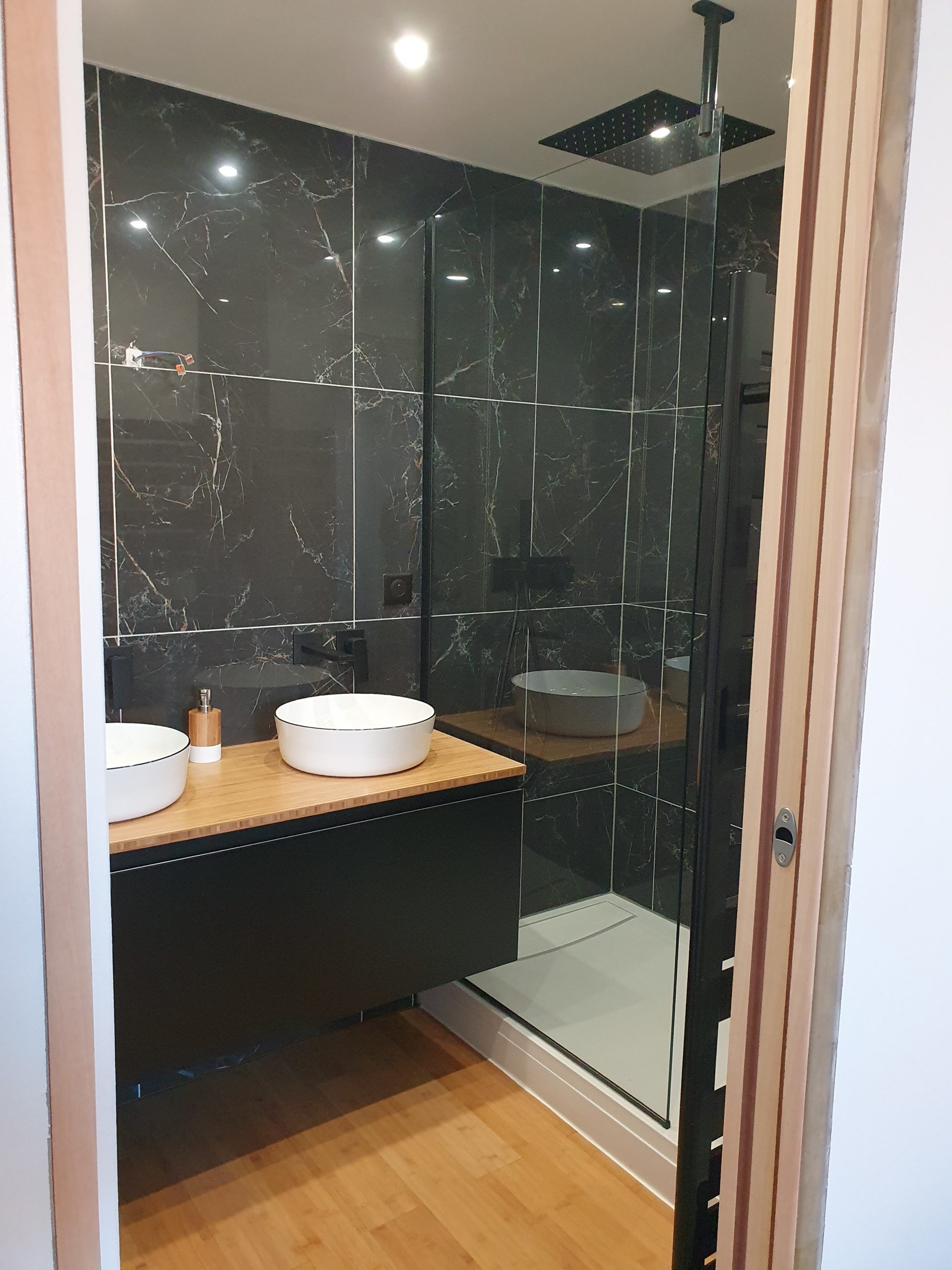 Douche italienne avec paroi en verre et carrelage marbre