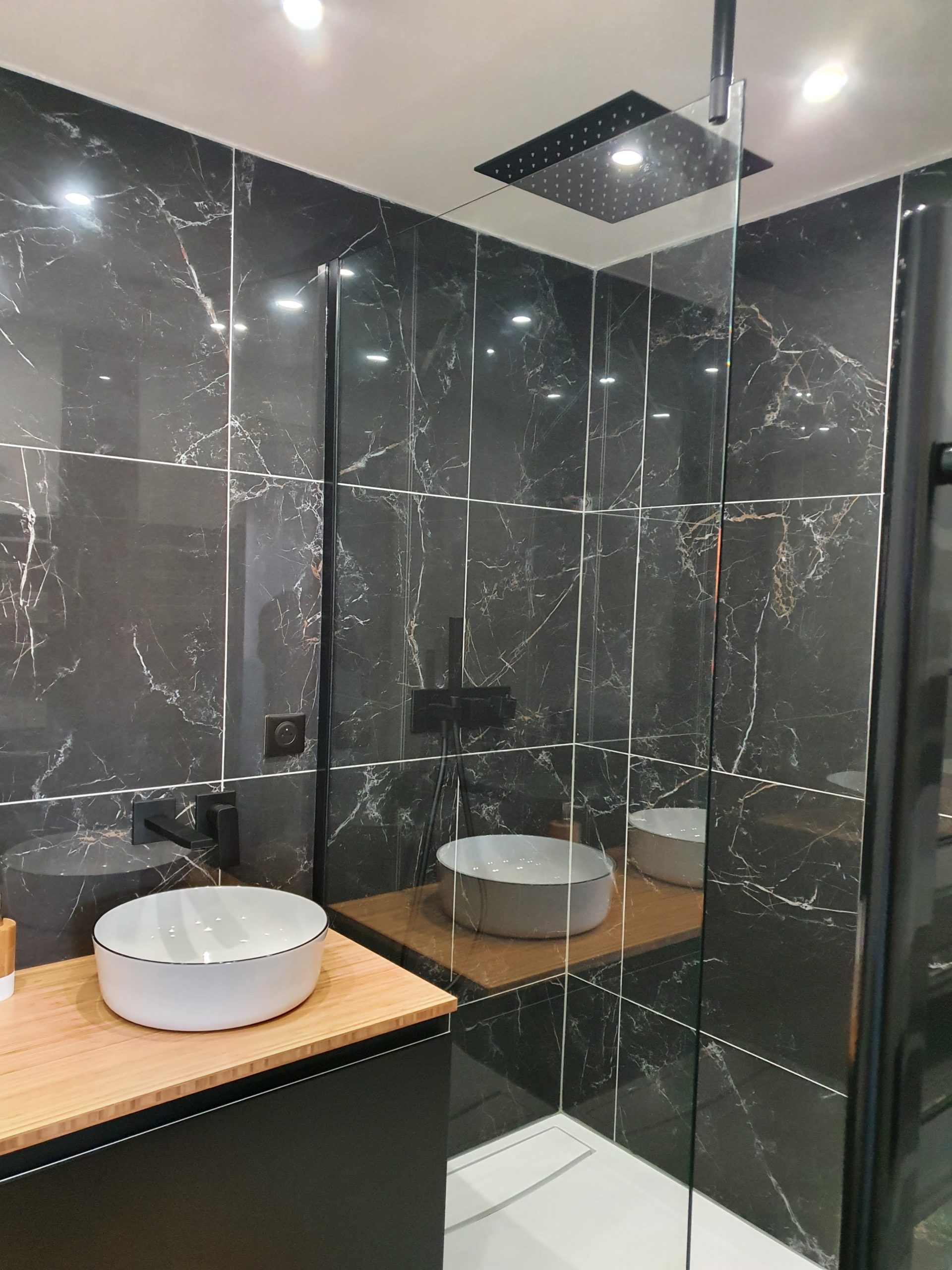 Salle de douche luxe – pommeau de tête et robinetterie noire