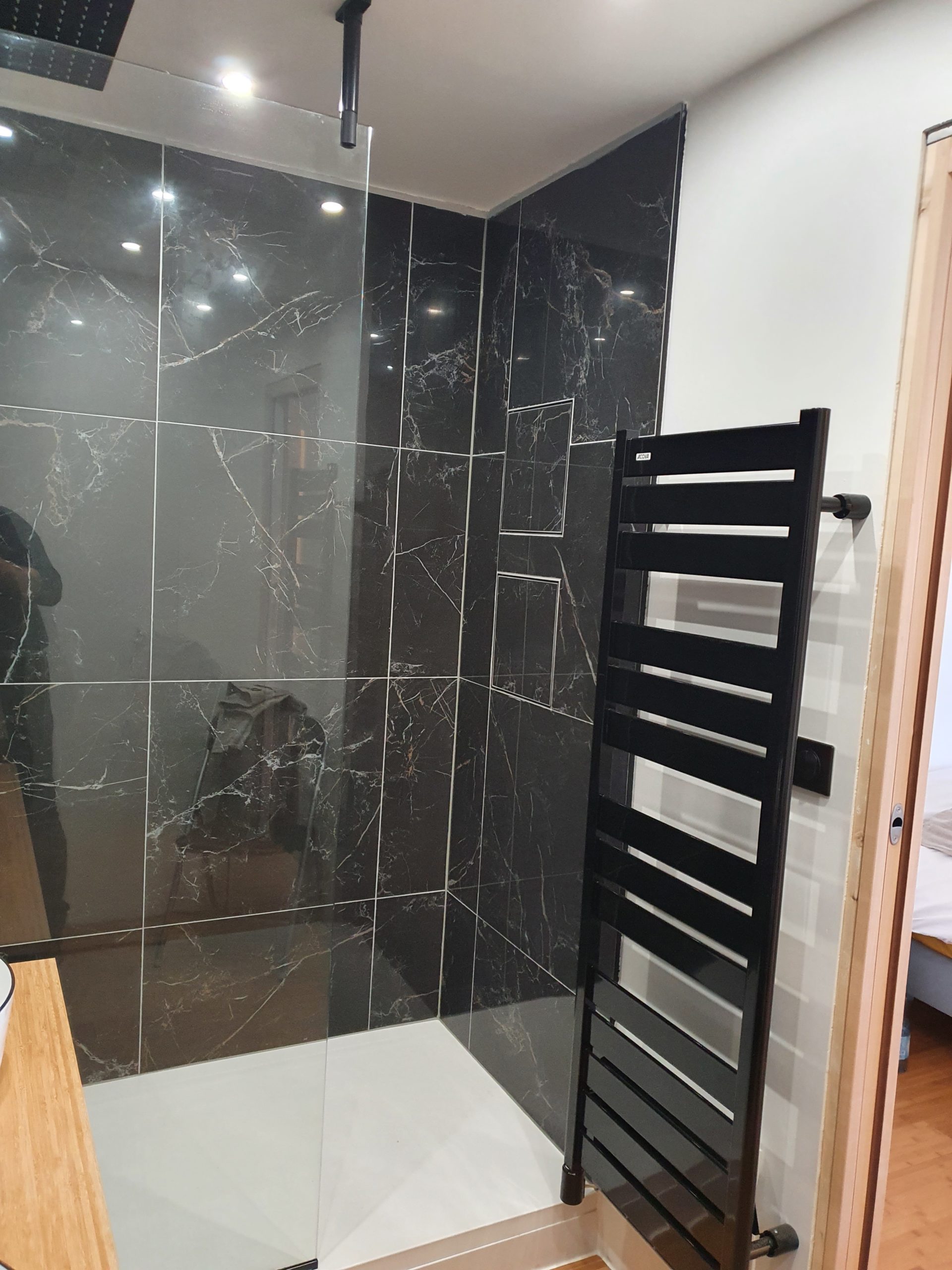 Douche et sèche-serviettes noir – finitions soignées
