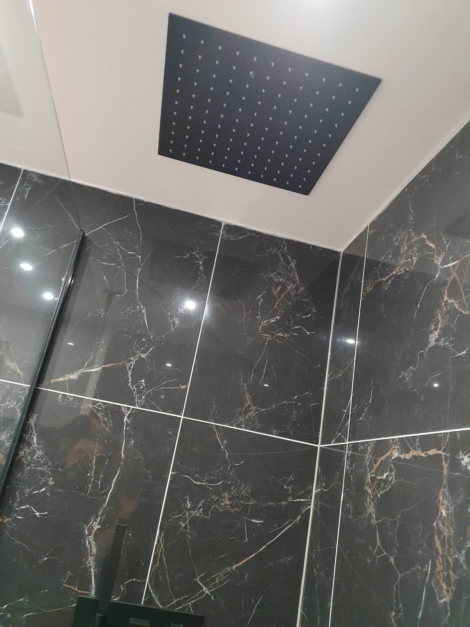 Pommeau de douche encastré au plafond