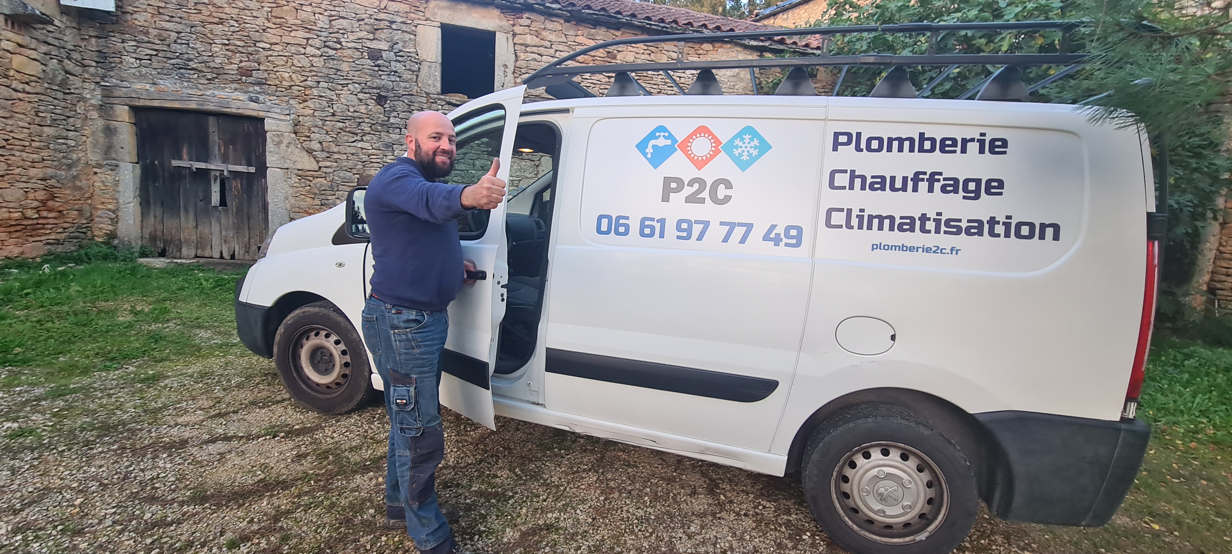Gaëtan Dupuich devant son camion P2C Pro – Plomberie Chauffage Climatisation